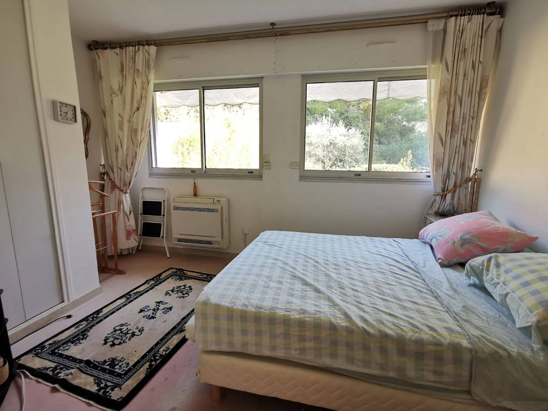Appartement T3 Cassis en rez-de-jardin dans résidence de standing avec garage, parking et échappée sur mer. 