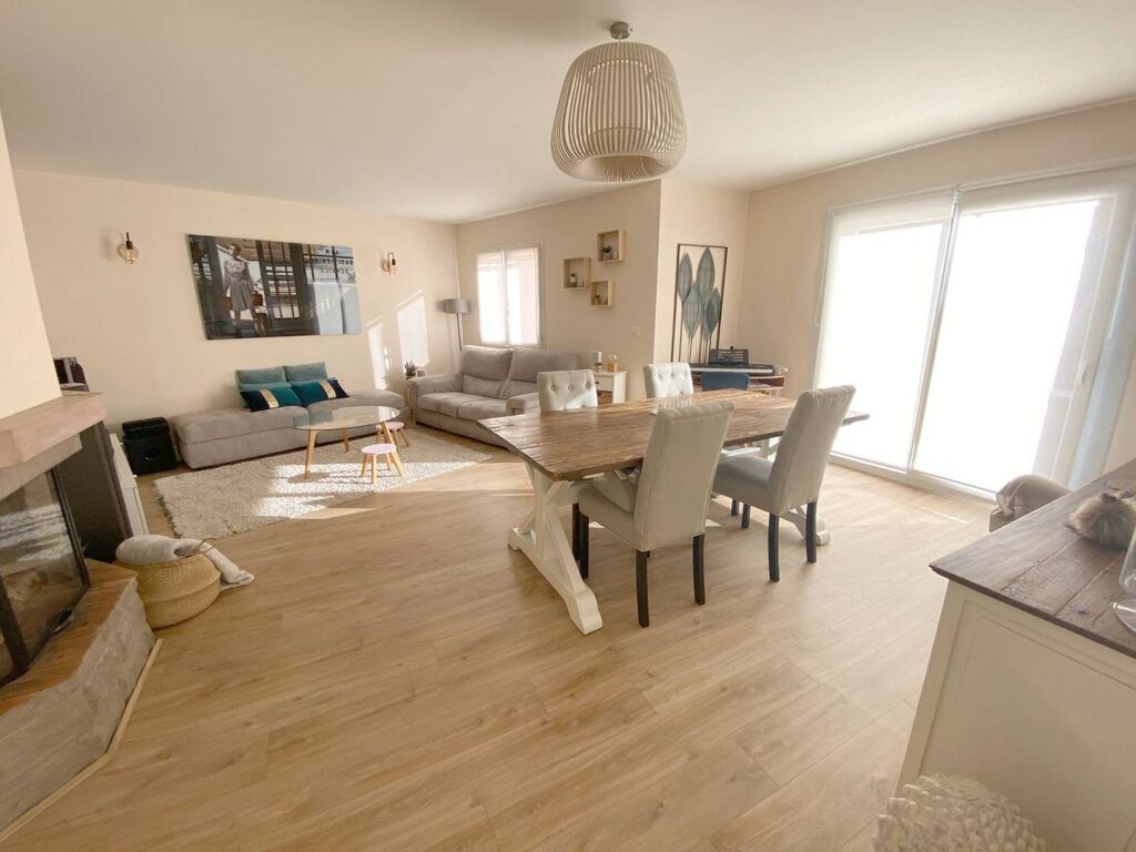 A vendre Carnoux maison avec terrain plat et piscine