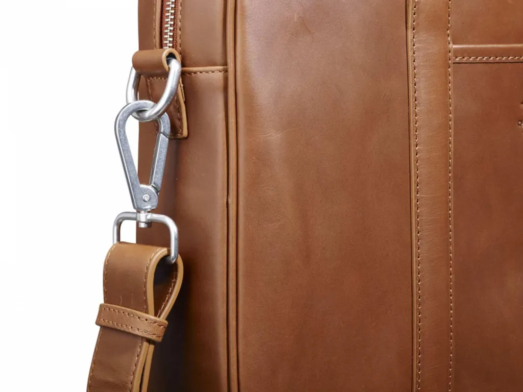 photo maroquinerie, bagagerie cartable homme cuir avec bandoulière Gold - KARLINGTON détail fermoir
