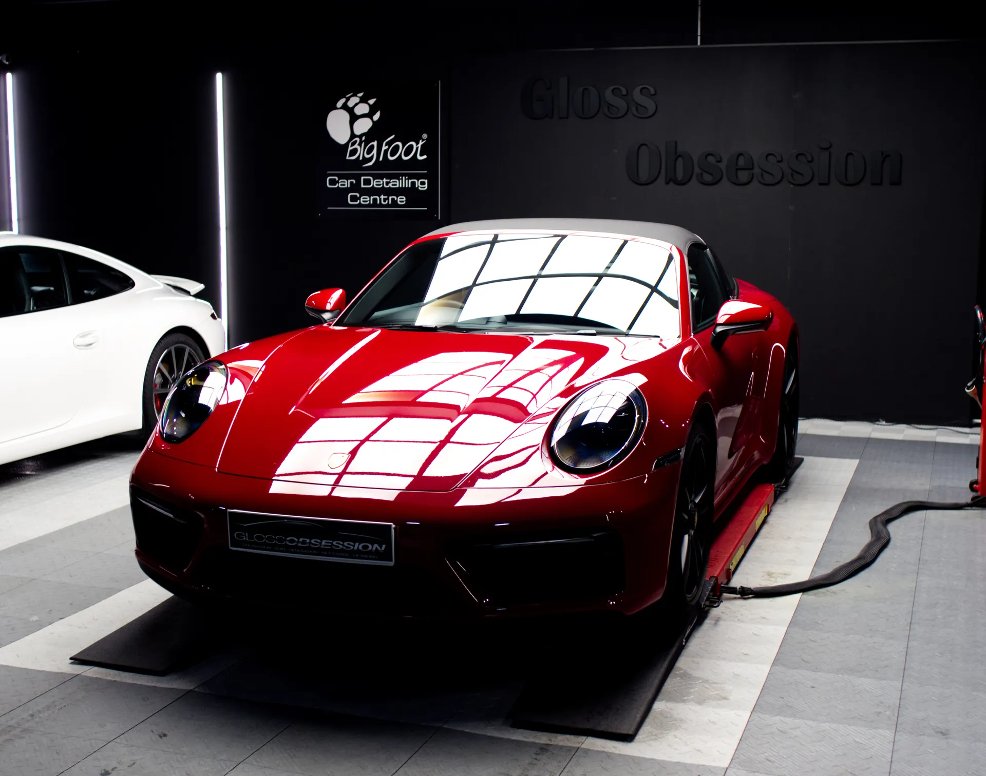 Pose du film de protection X-PEL sur Porsche 992 Targa à Vannes – finition invisible et haute précision.