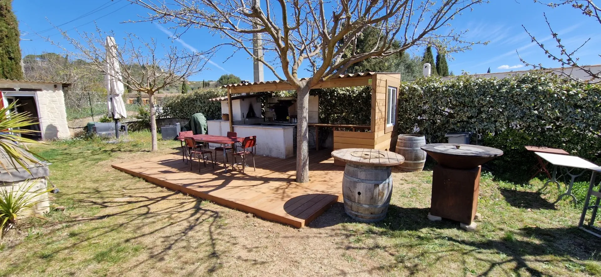 terrasse en itauba à meyreuil avec aménagement cuisine extérieure et appentis 