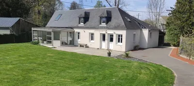 A vendre, à 10 minutes de PONT-L'EVEQUE (14130) et de LISIEUX (14100), découvrez cette maison rénovée offrant une vie de plain-pied. Sur un terrain de 2 600 m², profitez de deux terrasses exposées Sud et Ouest, ainsi qu’une grande dépendance de 92 m²