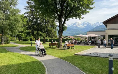 Les espaces extérieurs au Clos Casaï à Marignier : un parc arboré d'un hectare avec vue sur les montagnes de Haute-Savoie