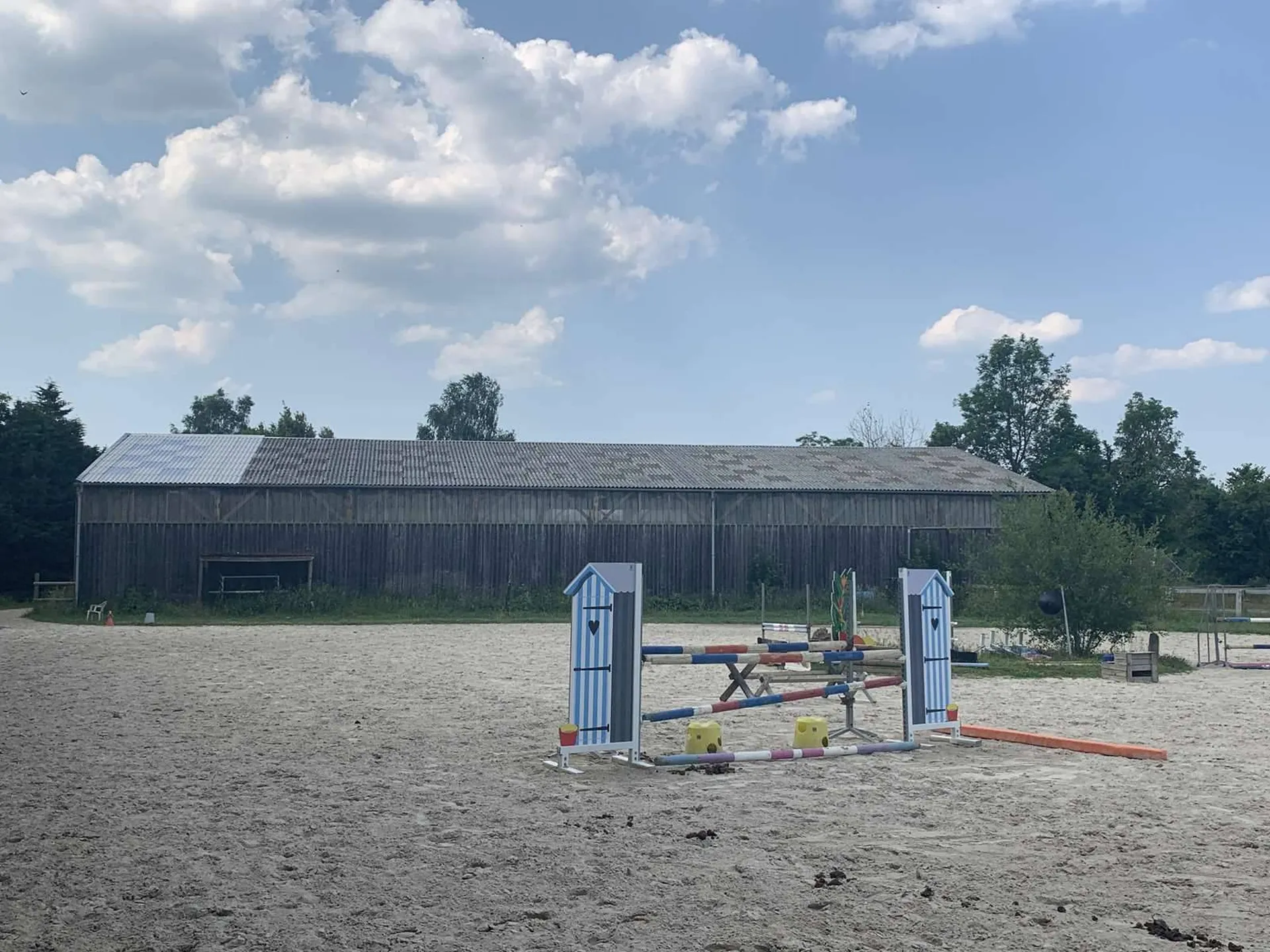 A vendre PAYS d’AUGE du CALVADOS : REGION LISIEUX : STRUCTURE EQUESTRE POUR CHEVAUX DE SELLES SUR 10 HA