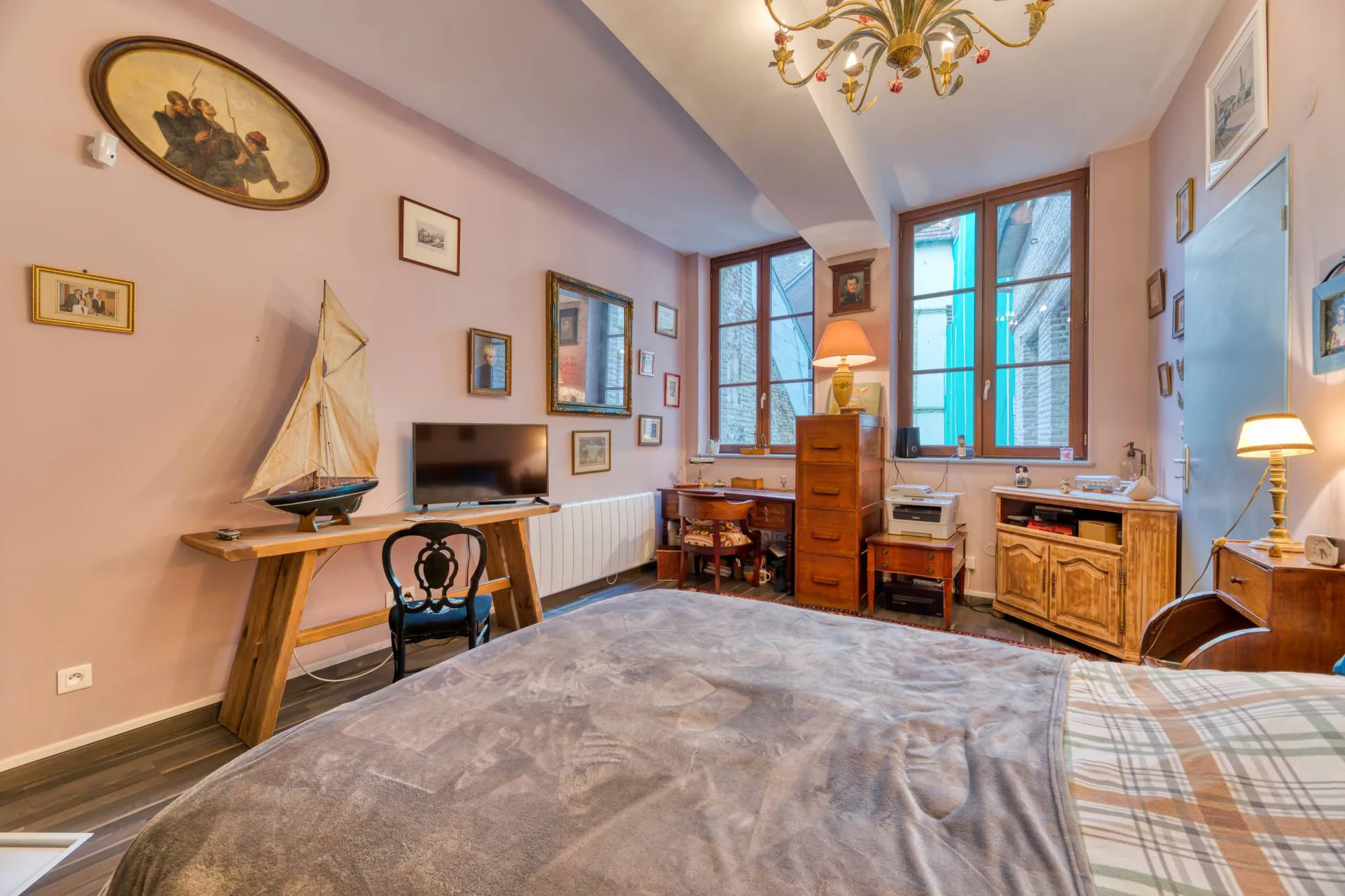 Découvrez le luxe de vivre dans une maison dieppoise du XVIIe siècle à vendre, mêlant histoire et modernité, avec une cour privative pour vos moments de tranquillité