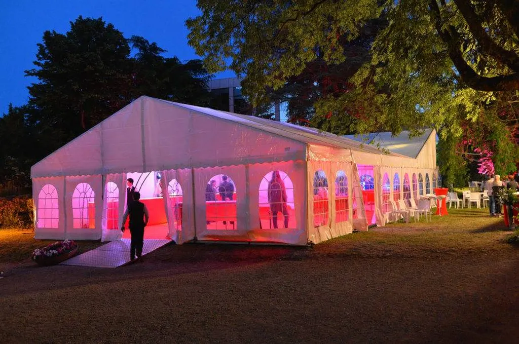 Location Tente et chapiteau 10 x 9 mètres 100 personnes debout et 80 personnes assises prix