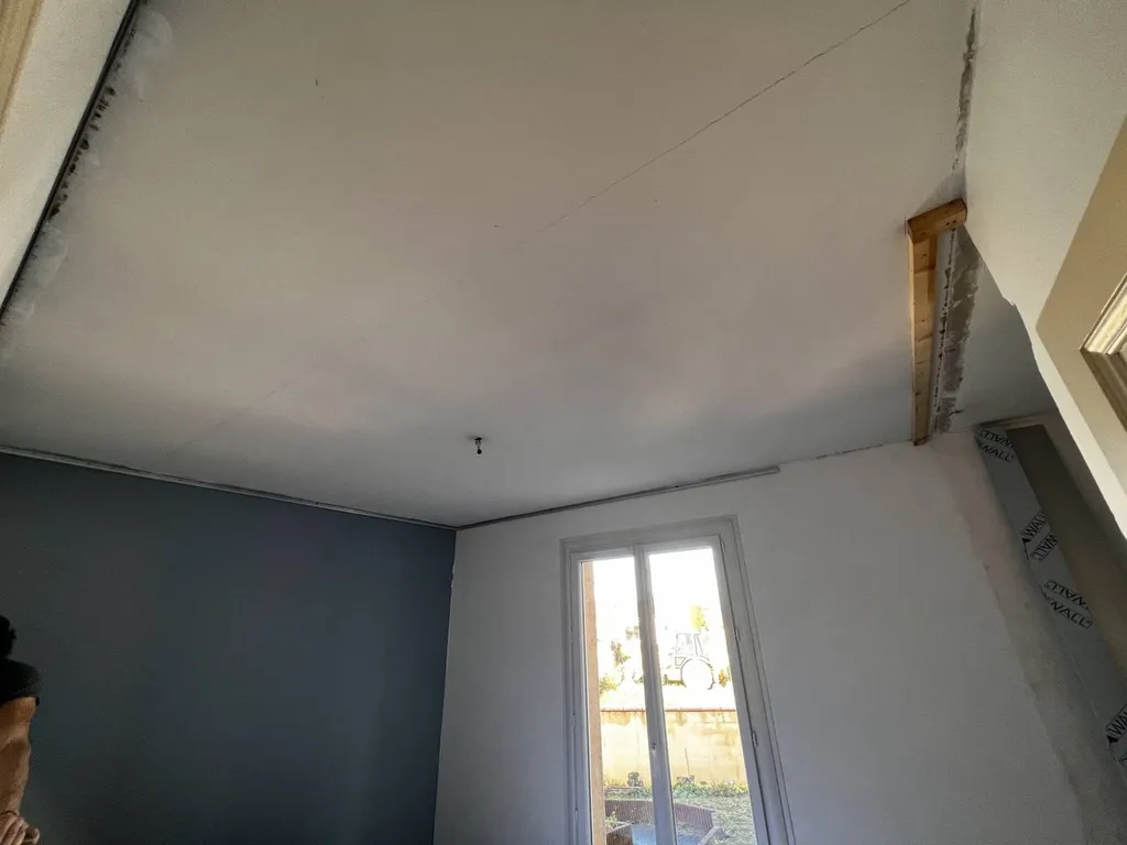 Fissures au plafond : que faire pour une solution durable et esthétique ? Plafonds Tendus Occitans Toulouse