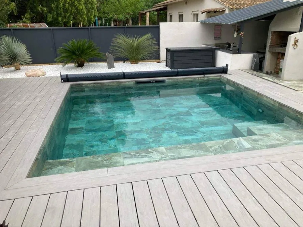 CARRELAGE PISCINE VERDE DI BALI - CARRELAGE PISCINE PIETRA DI BALI SUR ISTRES - FOS SUR MER - MARTIGUES - BOUCHES DU RHÔNE – 13