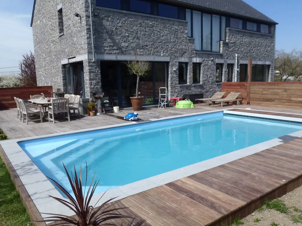 grande piscine avec escaliers