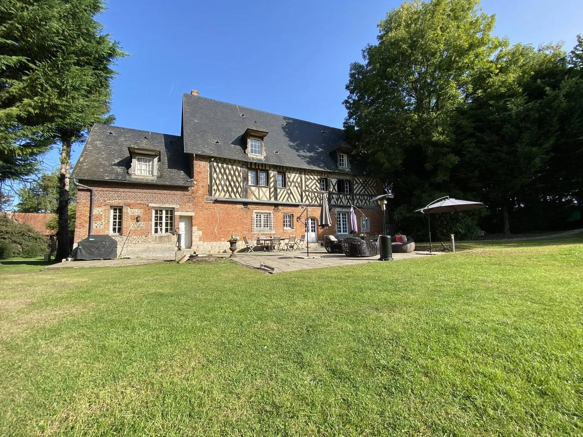 A vendre authentique manoir construit à la fin des années 1590, en Seine-Maritime.