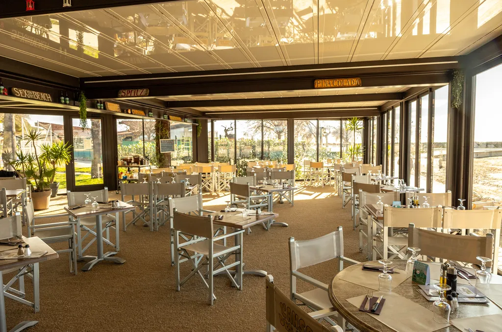 Restaurant en bord de mer à Toulon avec pergola étanche sur terrasse