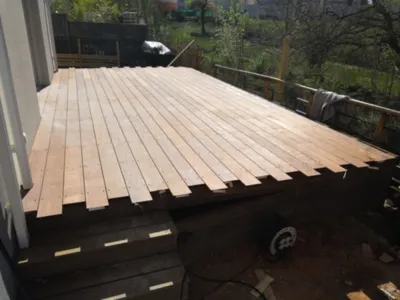 Terrasse sur pilotis en bois exotique Ipé de 30 m² à Juvignac : solidité, sécurité et esthétisme surélevé