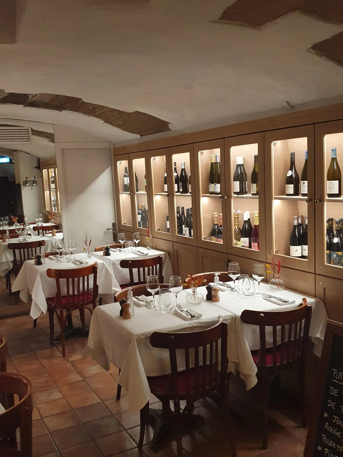 Découvrez l’élégance d’une brasserie et bistrot parisien authentique, au cœur du Quartier Latin, pour repas conviviaux et moments raffinés.