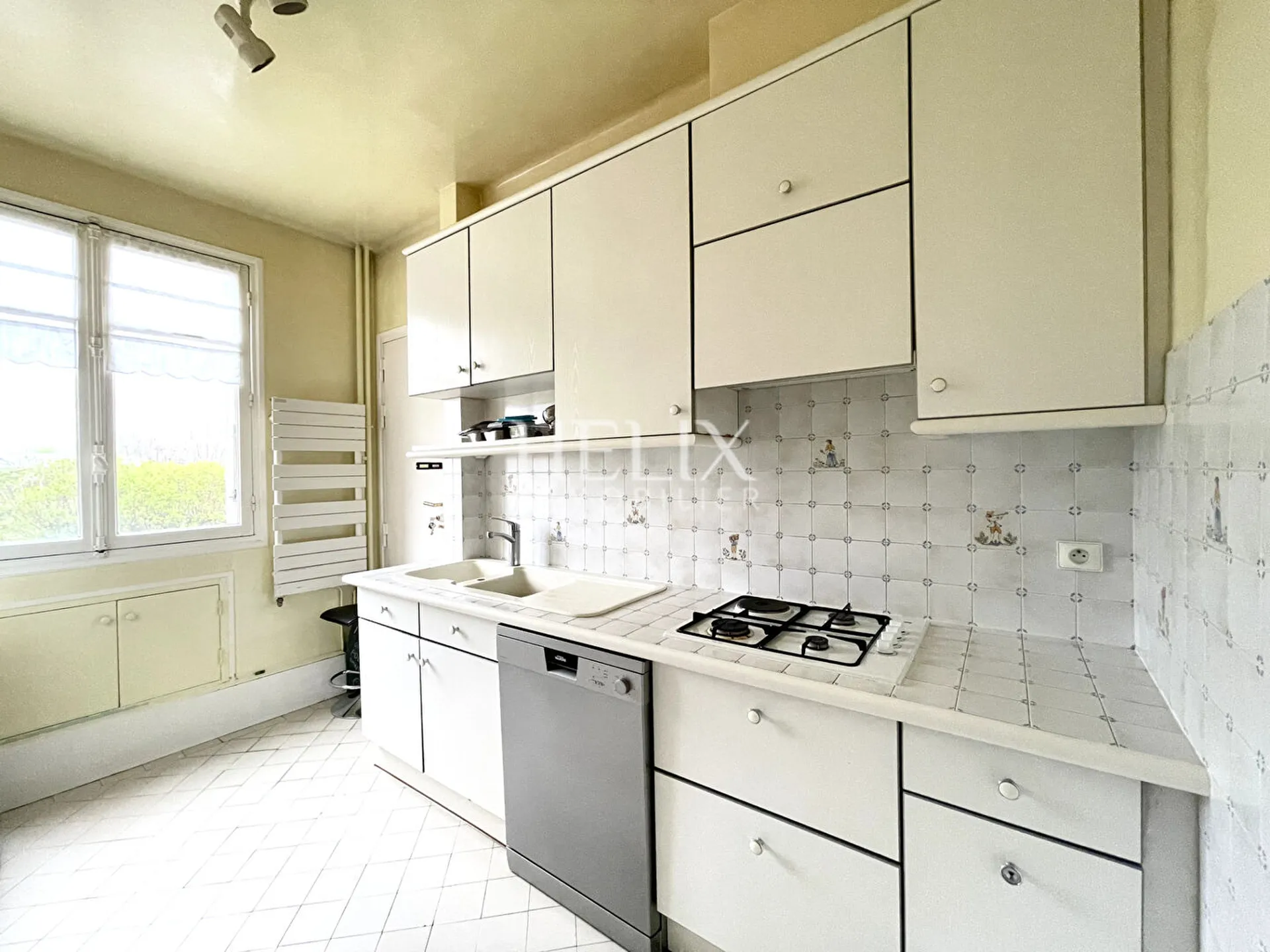 Lieu unique à la vente, situé au 3ème étage d'un bel immeuble 1930, bel appartement traversant de 107,39 M2 à Saint-Germain-en-Laye.