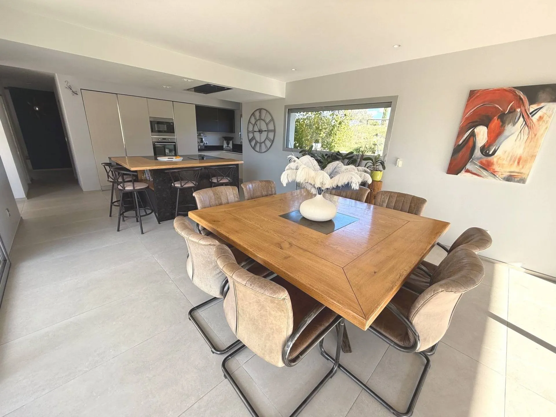 Maison à vendre à Roquefort la Bédoule, au sein d'un quartier très recherché,  avec piscine, pool house, carrière et box à chevaux