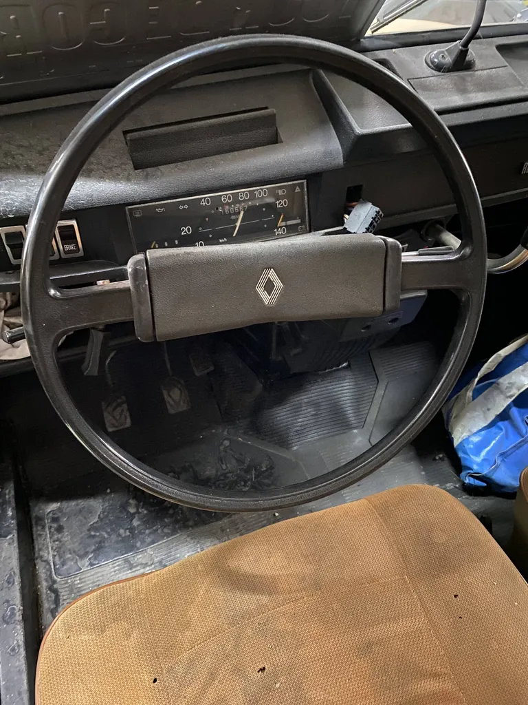 Vos contrôleurs techniques chez Autosur Martigues contrôle la fixation de votre volant 