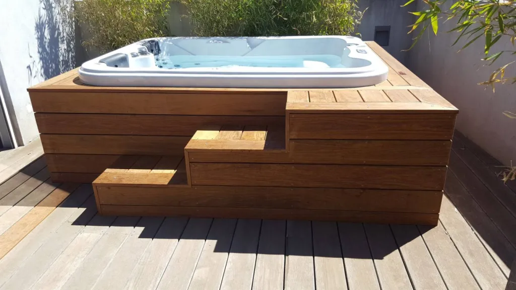 Sublimez Votre Espace Détente avec La Parqueterie Aixoise : Contour de Jacuzzi en Ipé !