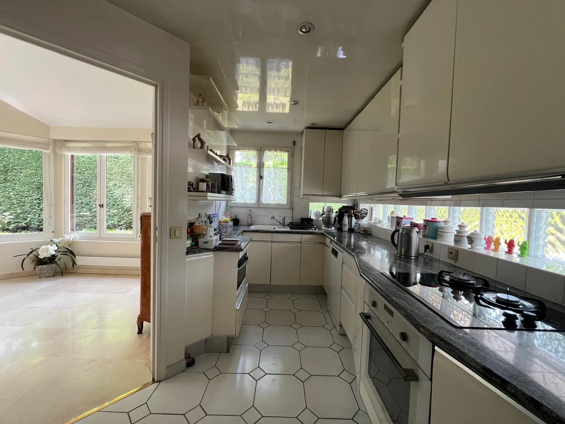 Maison à vendre a Le Vésinet d'une surface habitable de 315m² à 10 minutes à pied du RER avec possibilité dépendance sur un terrain arboré de plus de 1000 m² ideale amoureux de la nature