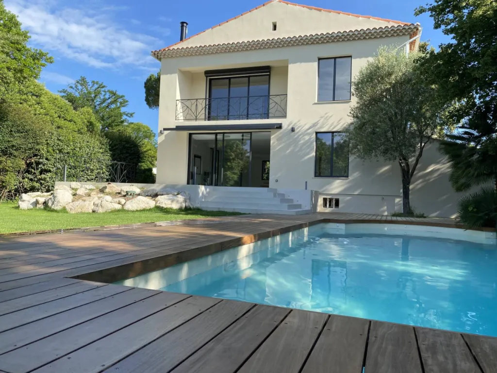 Oasis de Rêve à Puyricard : Une Terrasse en Bois IPÉ Autour de la Piscine