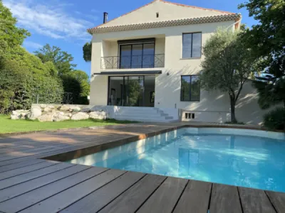 Oasis de Rêve à Puyricard : Une Terrasse en Bois IPÉ Autour de la Piscine