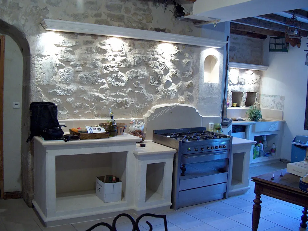 Cuisine en pierre blanche d'Estaillades