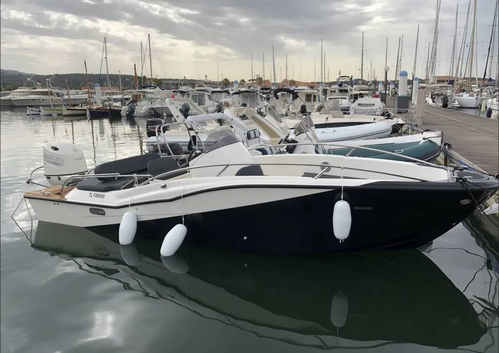 Bateau à moteur Libra Open à louer à la journée près de Sanary Sur Mer