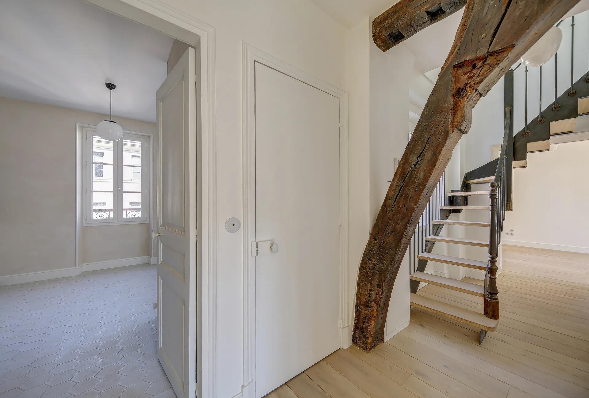 A louer appartement d'exception dans un hôtel particulier en centre-ville de Saint Germain en Laye, 4 chambres, parking, bus lycée international.