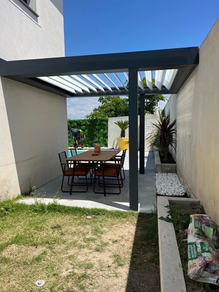 Installation d’une Pergola Marquises Modèle Open avec Poteaux Décalés à Châteauneuf-les-Martigues