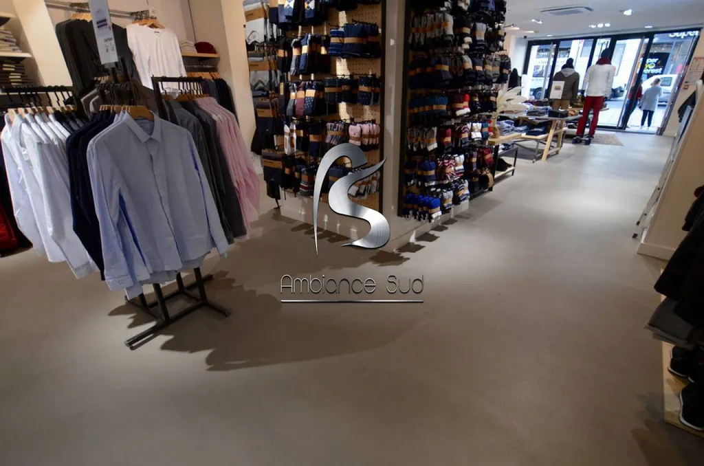 SOL DECORATIF EN BETON COULE SUR ANTIBES COTE D'AZUR