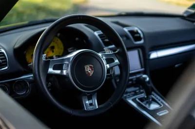 Photographe professionnel pour réaliser des photographies intérieur, extérieur de voiture de luxe Marne la Vallée dans le département de la Seine et marne
