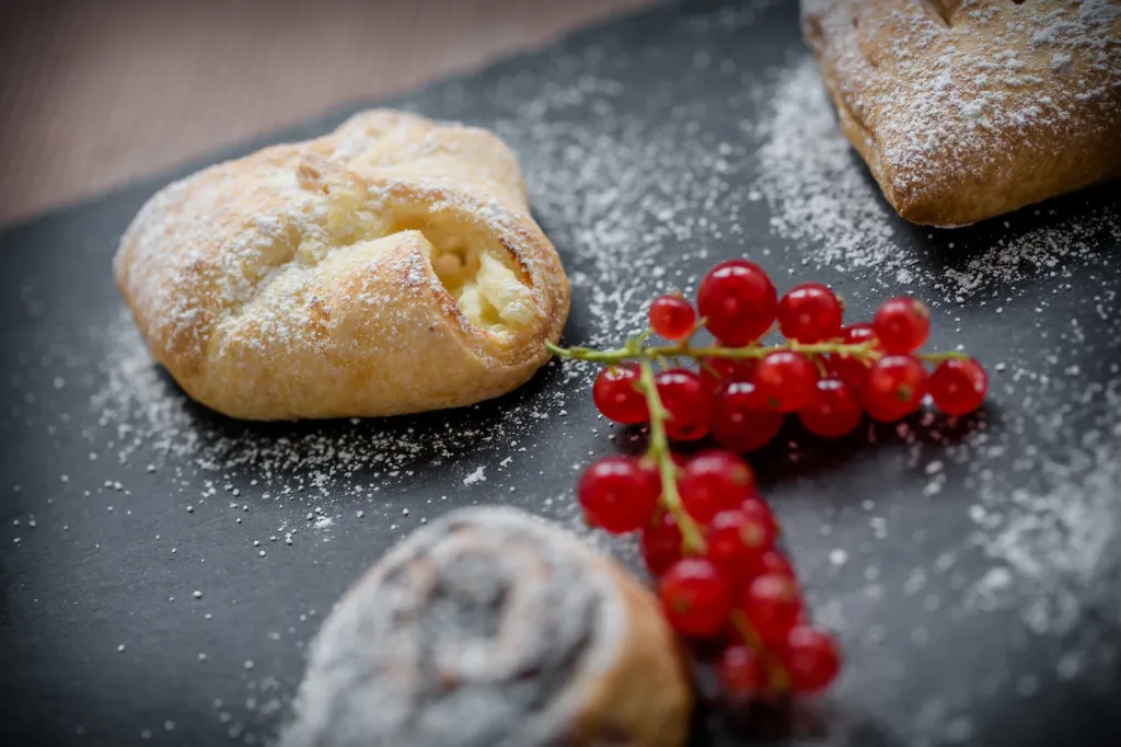 Palais Bulles à Théoule-sur-Mer : un lieu iconique et futuriste pour mariages, soirées privées et événements d’entreprise sublimés par l’excellence culinaire de Giry Traiteur