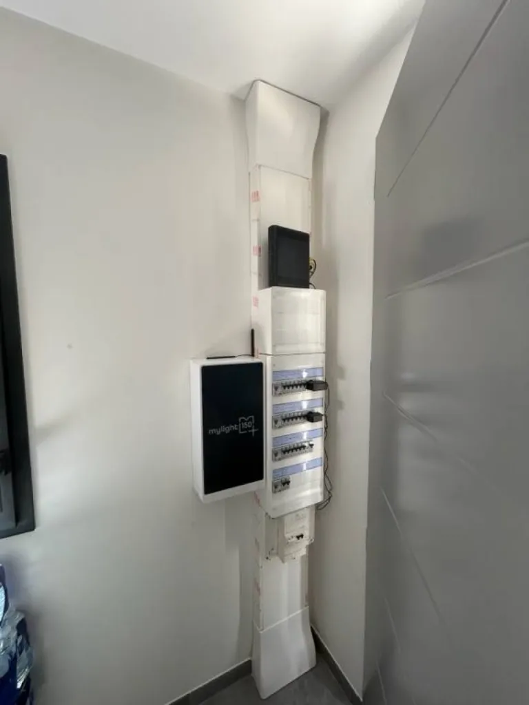 Installation de panneaux solaires couplés à une batterie virtuelle pour stocker votre électricité. 