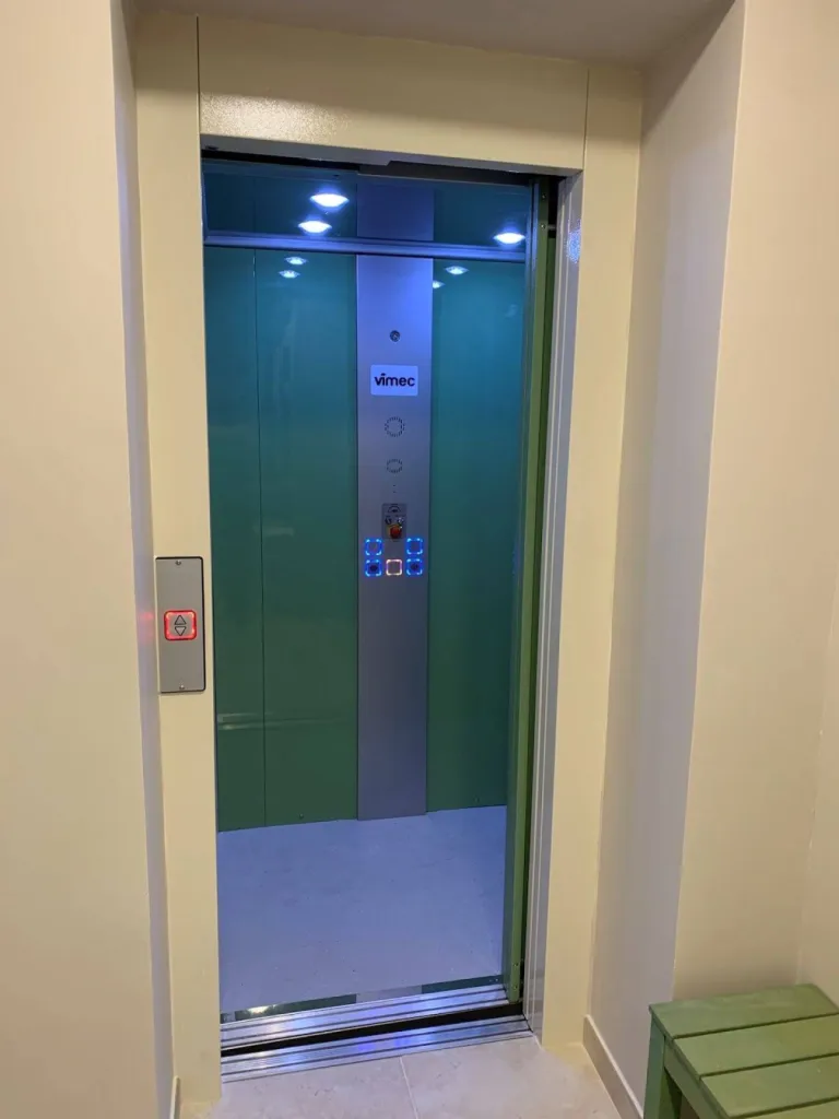 Intérieur de la cabine de l'élévateur vertical en gaine maçonnée VIMEC E10 avec portes télescopiques entre Aix en Provence & Avignon