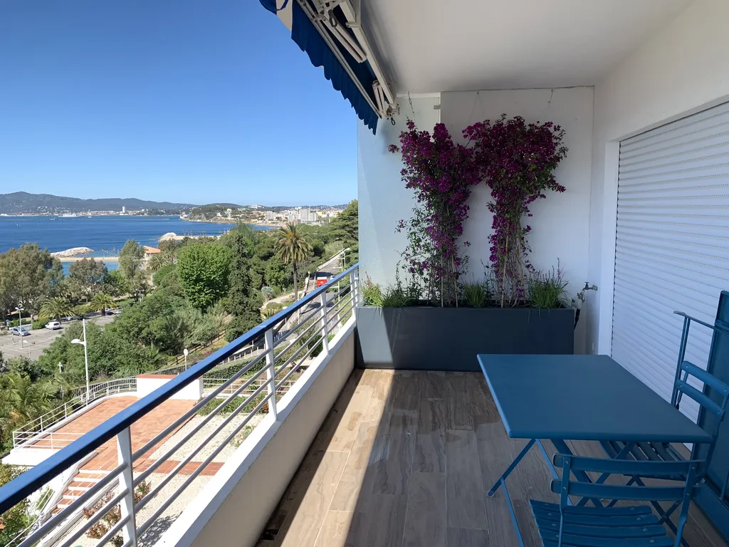 Installation de jardinières design et plantation de bougainvilliers grimpants pour terrasse avec vue mer à Toulon