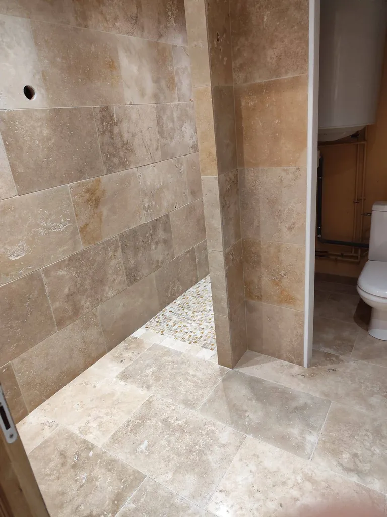 Rénovation d'une salle de bain en travertin 100% Pierres
