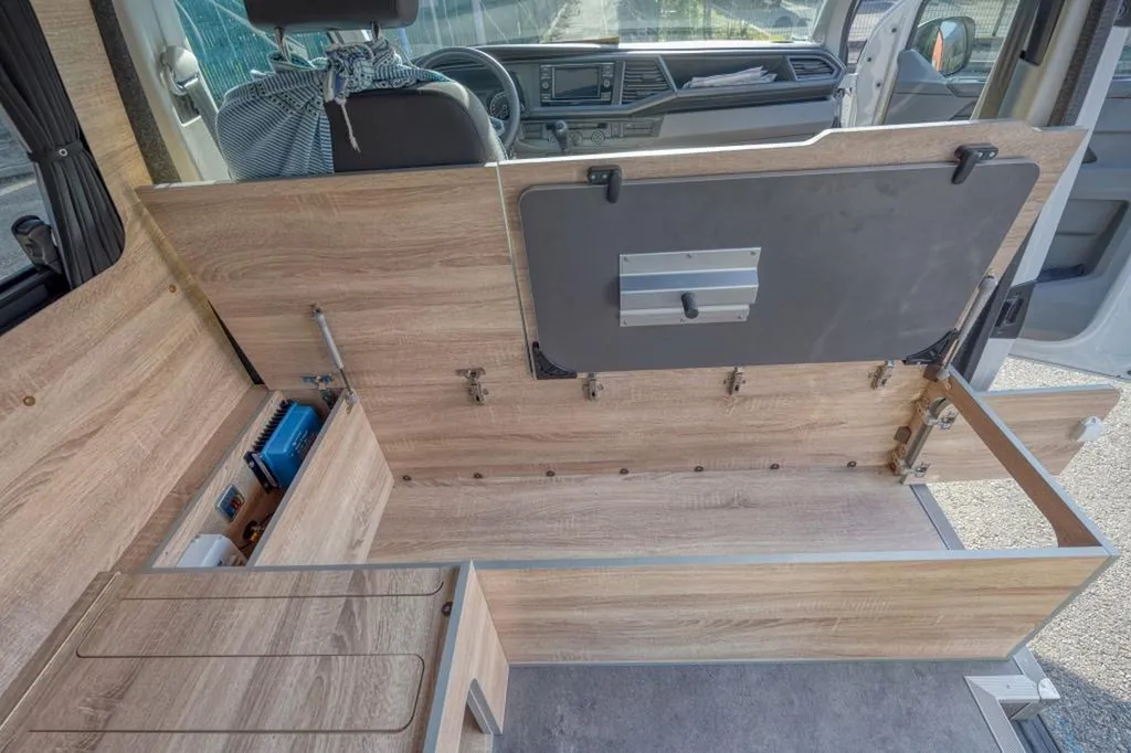 VW T6 Court aménagé sur-mesure à Paris : transformation en van compact pour échappées week-end en Île-de-France