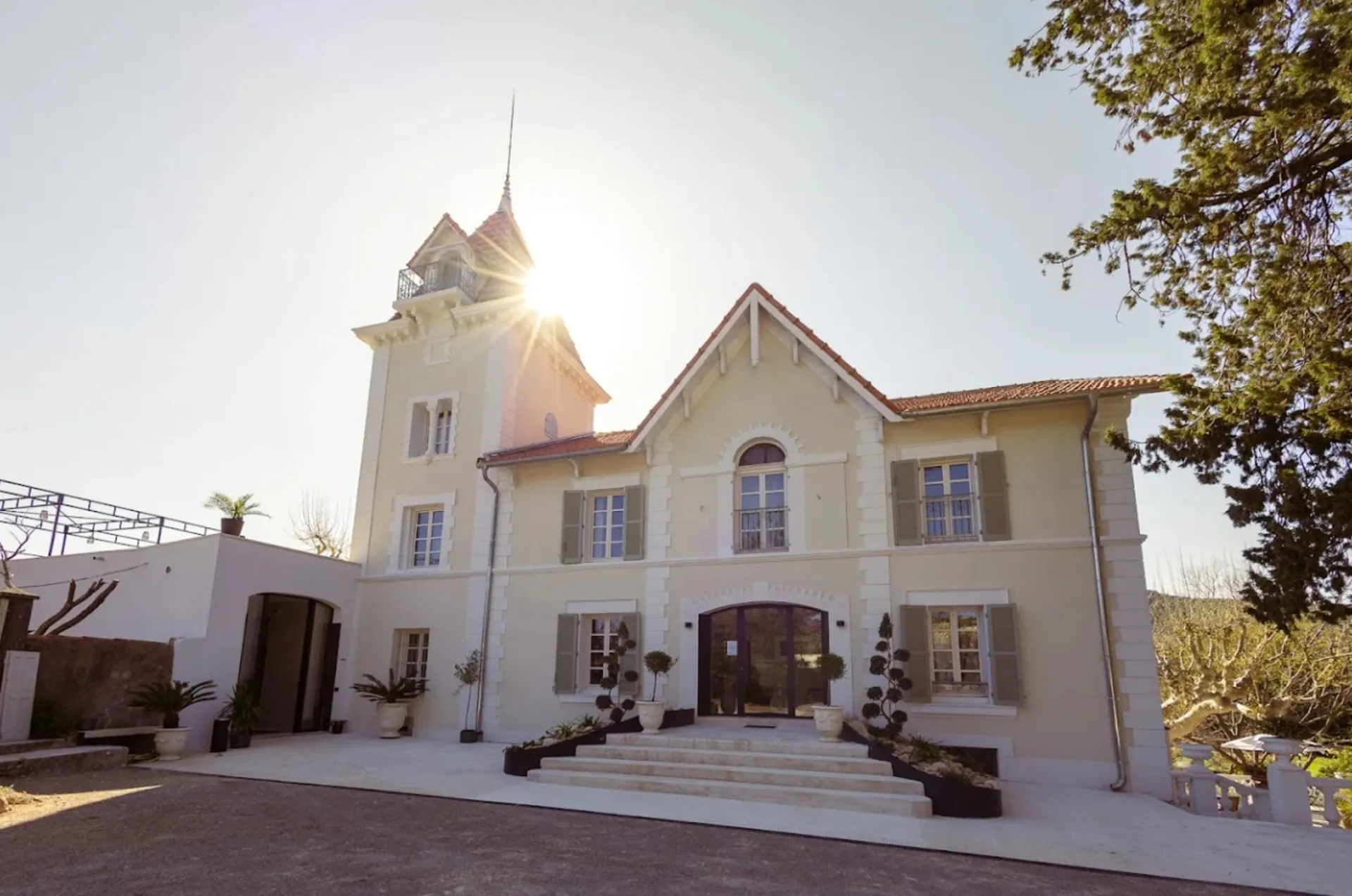 Chantier d’exception au Château Pimo à Draguignan : le savoir-faire de la Parqueterie Aixoise au service d’un lieu prestigieux, en région PACA