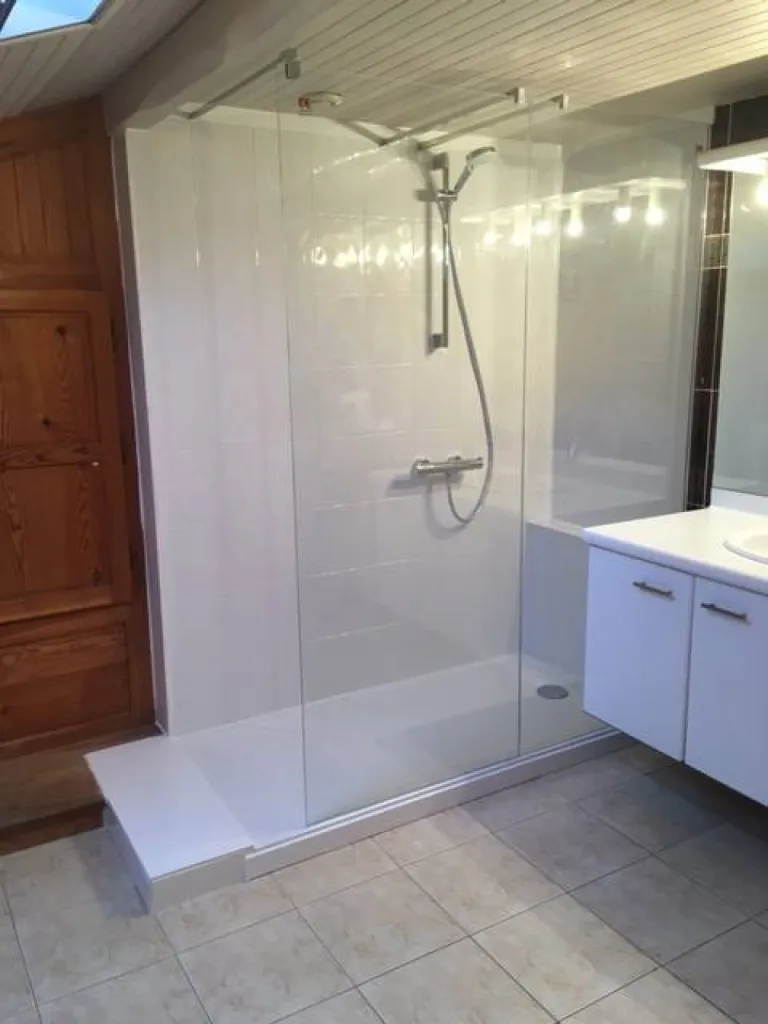 Installation d’une douche pour personne âgée à Marseille dans les Bouches du Rhône (13) PACA Sud. Remplacement de baignoire par douche senior