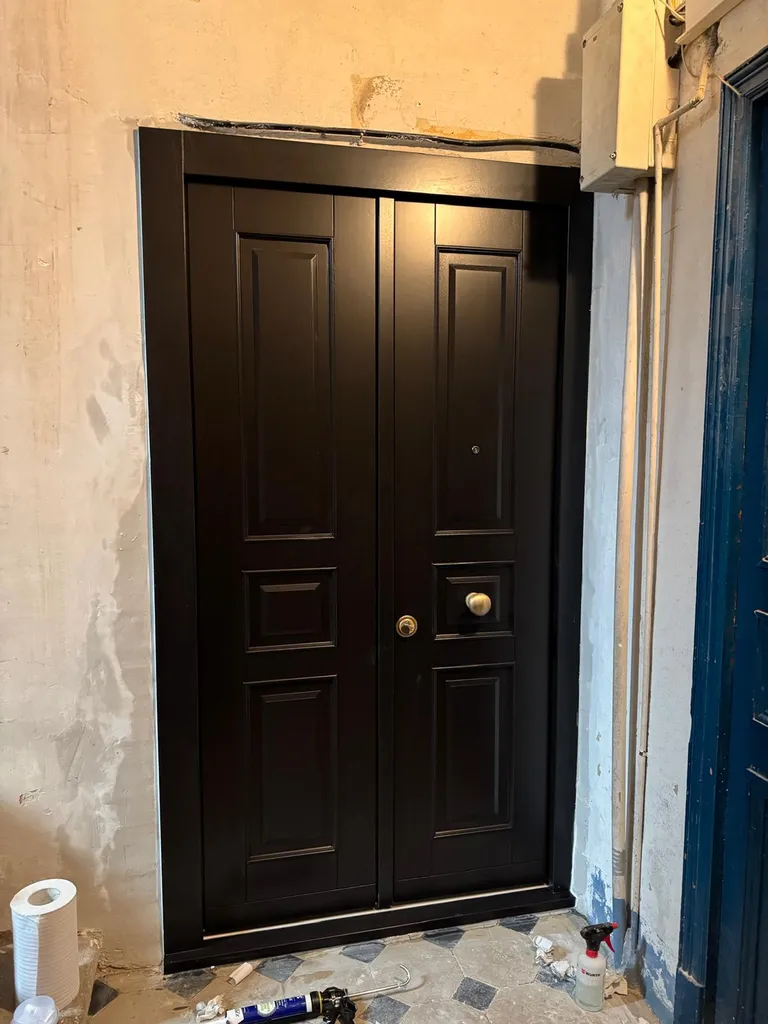 Vieil Ajaccio : une Silvelox Sikura noire à moulures en applique pour couper les odeurs et les bruits d'un restaurant situé en dessous