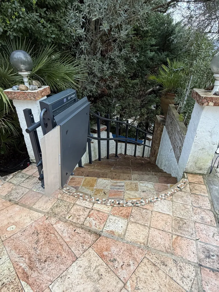 Encombrement minimal pour cette plateforme oblique Stratos NG sur son point d'arrivée dans une villa en restanque à Peypin près de Marseille