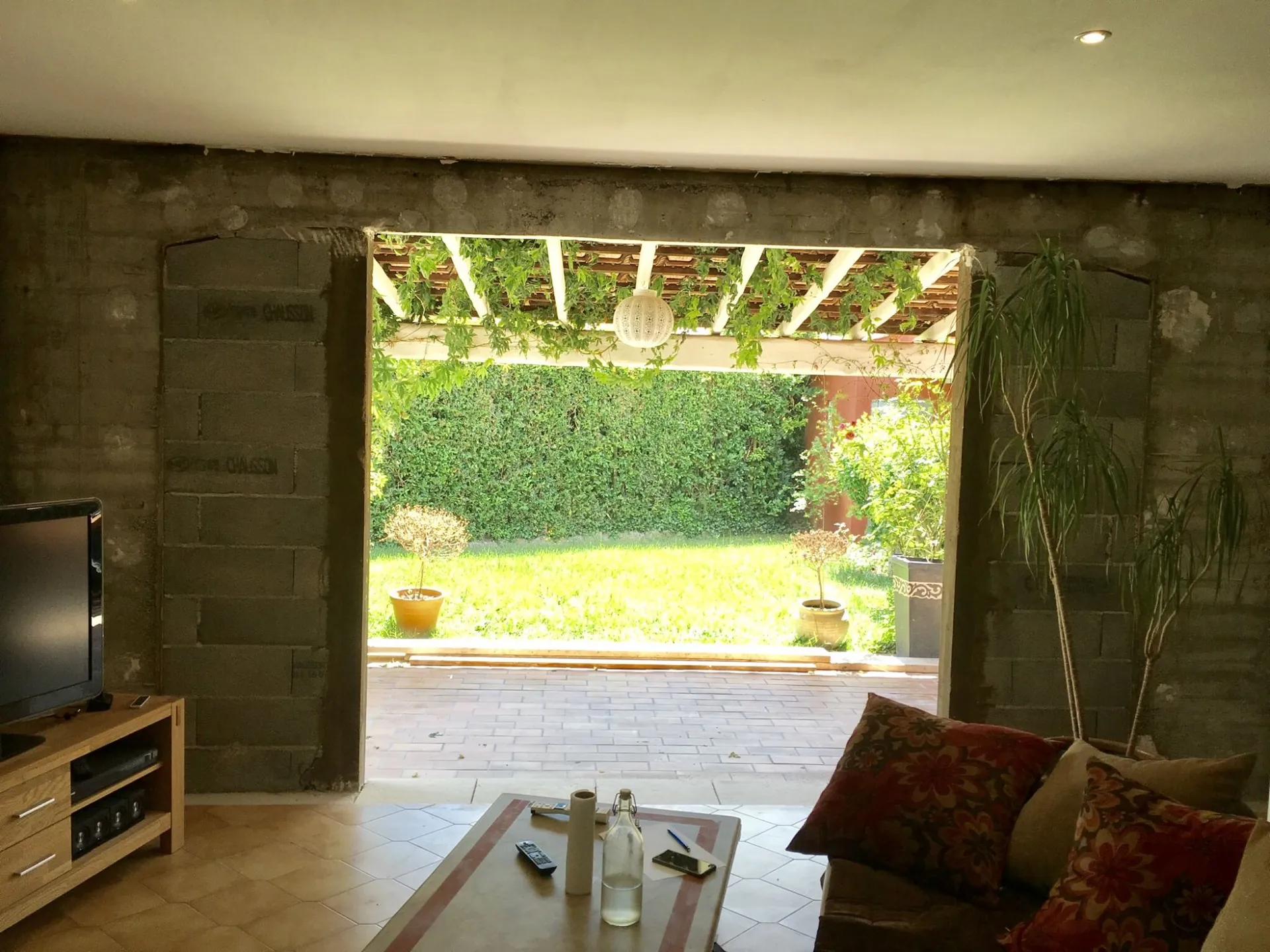 Photo PENDANT chantier vue de l'intérieur de la maison à MARIGNANE