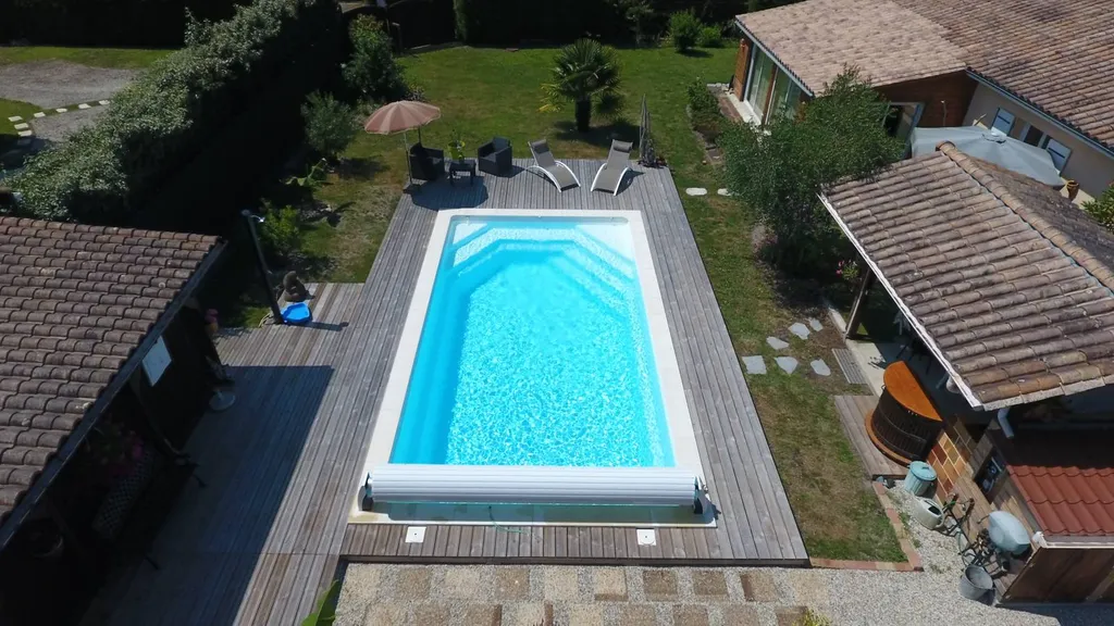 Grande piscine avec volet vue aérienne
