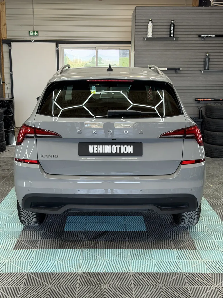 SKODA KAMIQ / CAR PLAY/ BOITE AUTO/ GRIS CRAIE / CAMERA DE RECUL / YOUNG EDITION