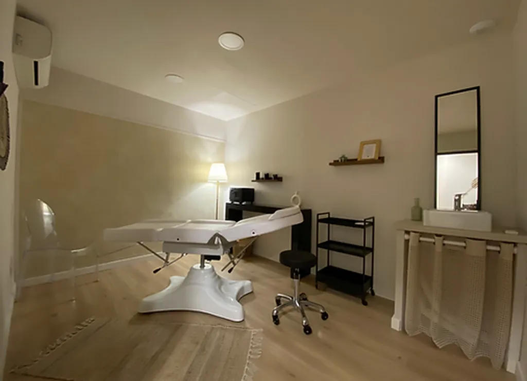 Location cabine esthétique Toulouse : espace de coworking bien-être flexible à Maison Roquelongue pour praticiens indépendants et formations.