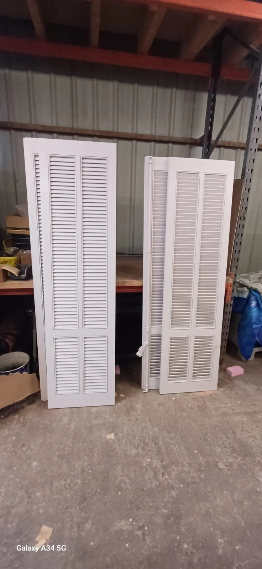 Fabrication traditionnelle de volets persiennés pour une bastide à Aix en Provence