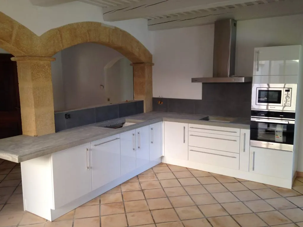 Réalisation d'un plan de travail en béton lissé d'une cuisine à Grans