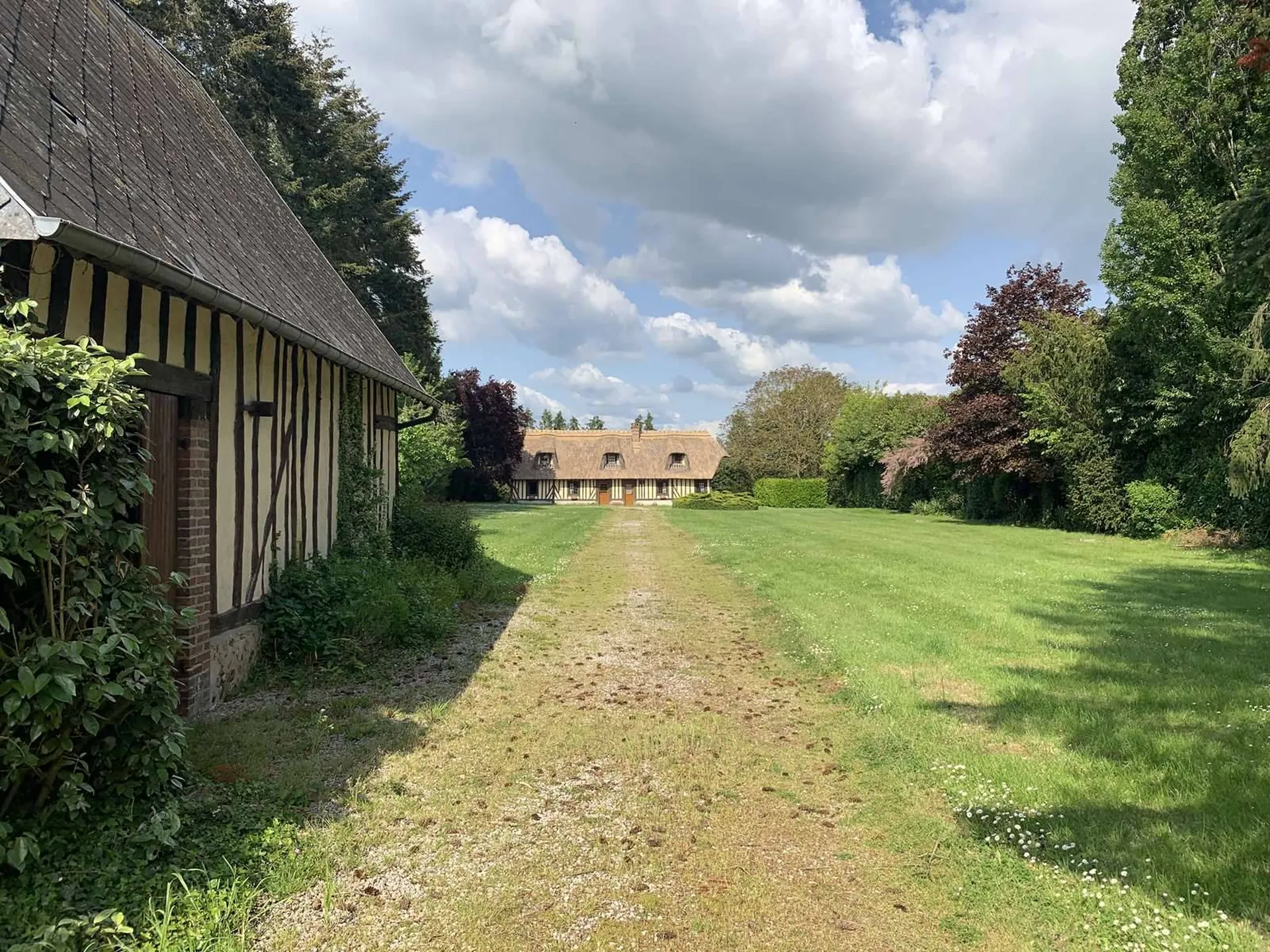 Dans le SUD PAYS D'AUGE Région de LISIEUX (CALVADOS) CHARMANTE CHAUMIERE