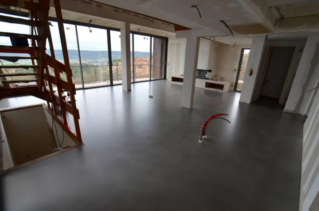 SOL DECORATIF EN BETON CIRE COULE ROUSSILLON