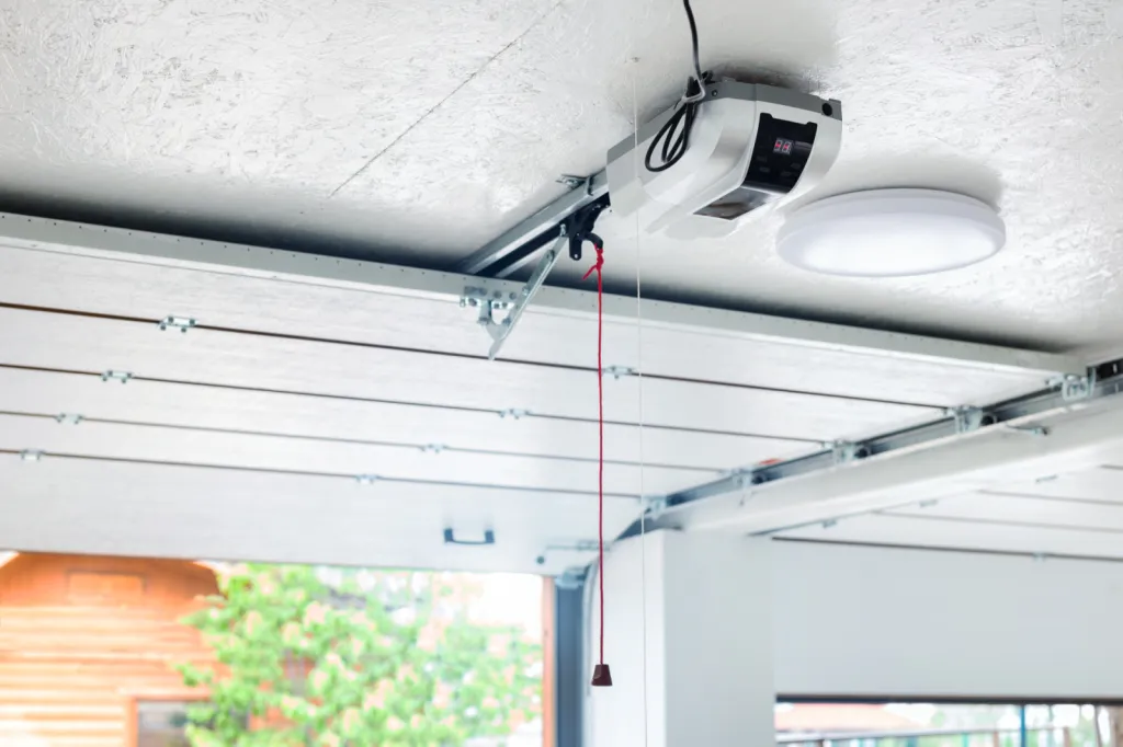Porte de garage sectionnelle en acier à Montluel : robustesse, sécurité et design moderne pour une protection optimale