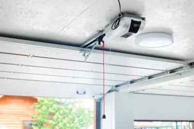 Porte de garage sectionnelle en acier à Montluel : robustesse, sécurité et design moderne pour une protection optimale